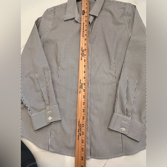 CHICO’S NO IRON  COOLMAX ALL SEASON BLOUSE. GREY PINNED STRIP. SIZE 2  (12-14) - Picture 2 of 9